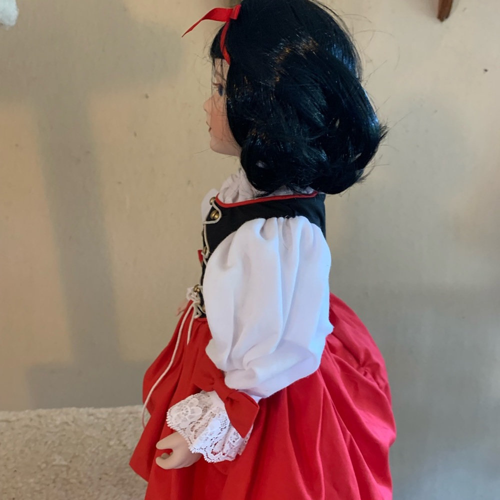 Snow White doll. By Thelma Resch - Picture 6 of 8